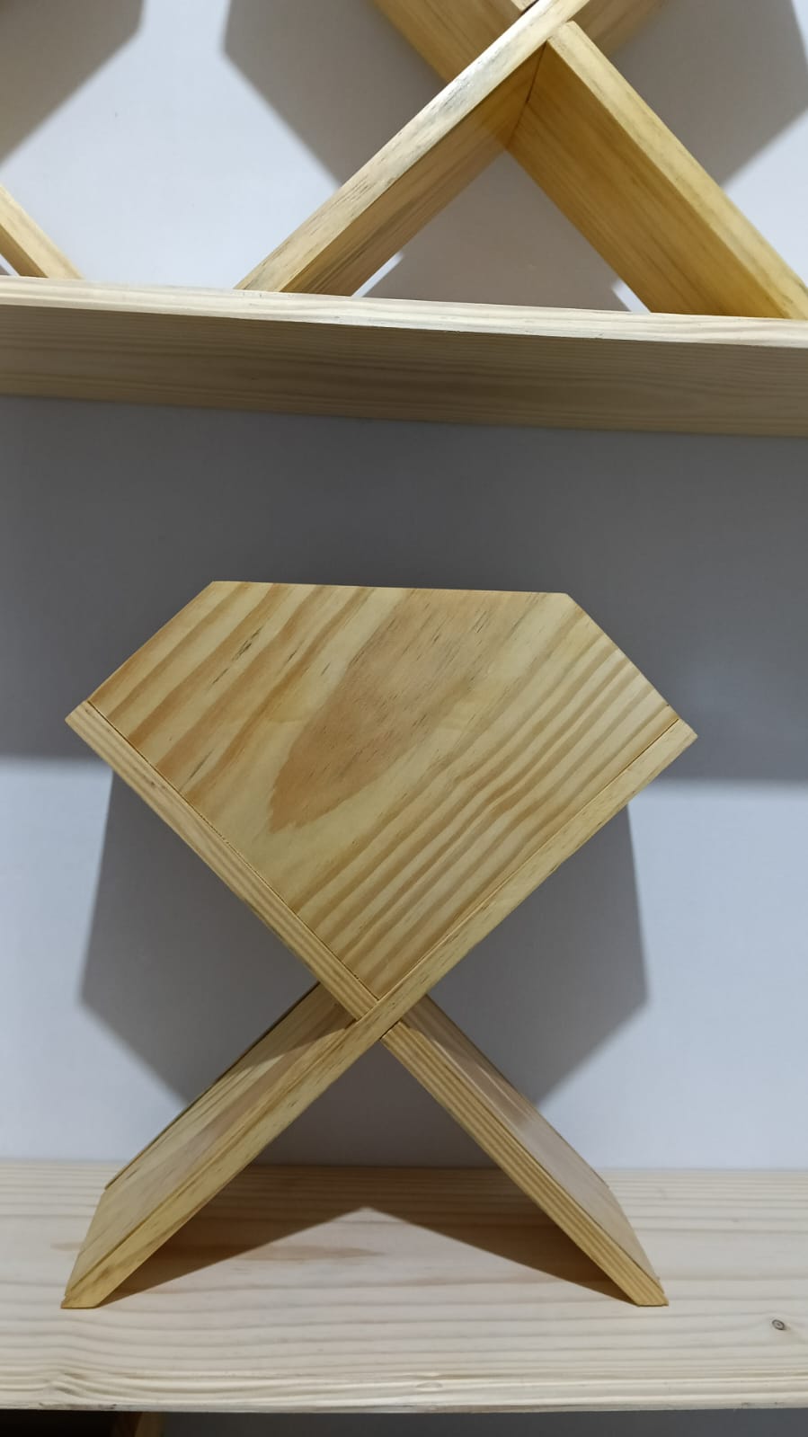 Prateleira decorativa artesanal em madeira pinus com base em X