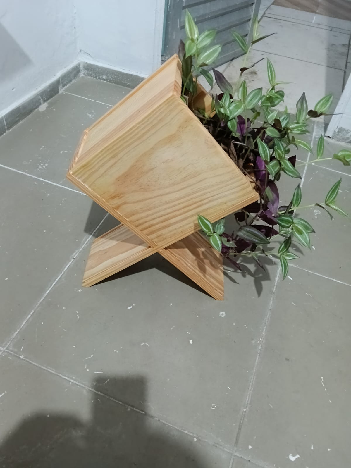 Cachepô geométrico em madeira pinus com planta decorativa